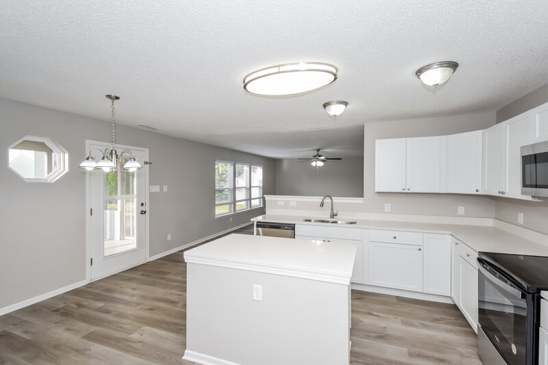 2,000/Mo, 12432 Bearsdale Dr Indianapolis, IN 46235 Kitchen View