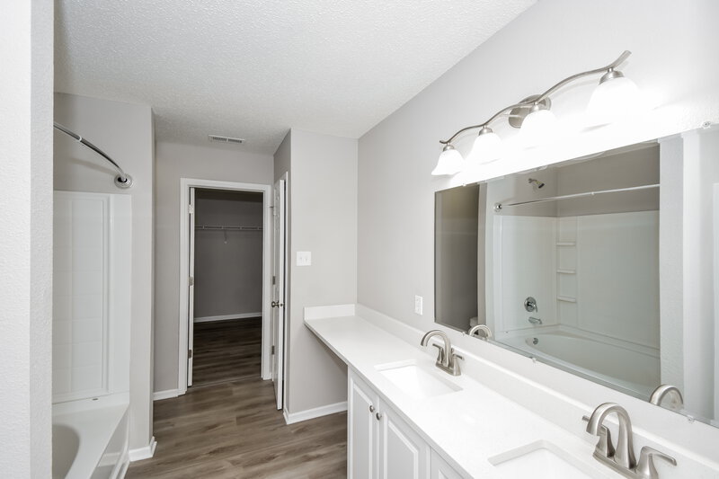 2,000/Mo, 12432 Bearsdale Dr Indianapolis, IN 46235 Main Bathroom View