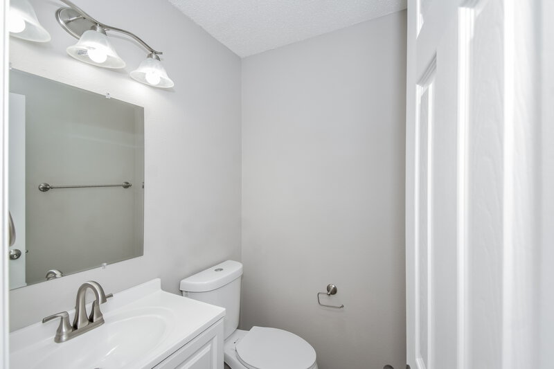 2,000/Mo, 12432 Bearsdale Dr Indianapolis, IN 46235 Bathroom View