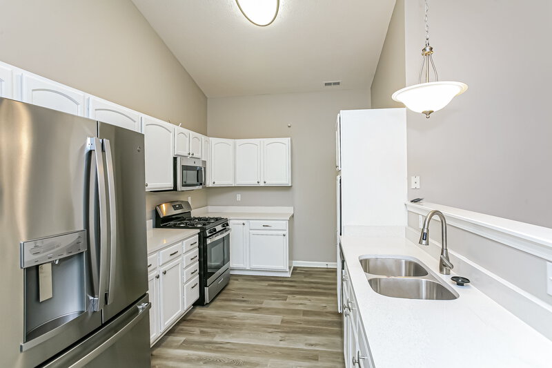 1,620/Mo, 2250 Midlothian Lane Indianapolis, IN 46214 Kitchen View 2