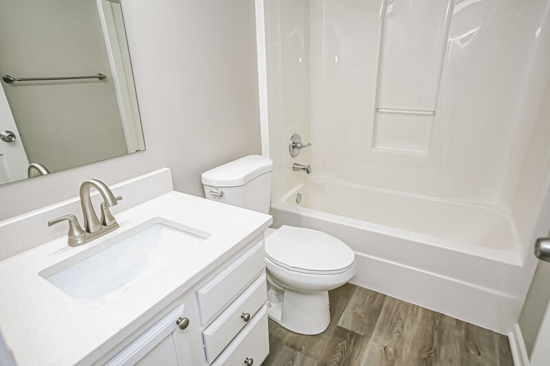 1,620/Mo, 2250 Midlothian Lane Indianapolis, IN 46214 Main Bathroom View