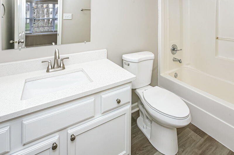 1,620/Mo, 2250 Midlothian Lane Indianapolis, IN 46214 Bathroom View