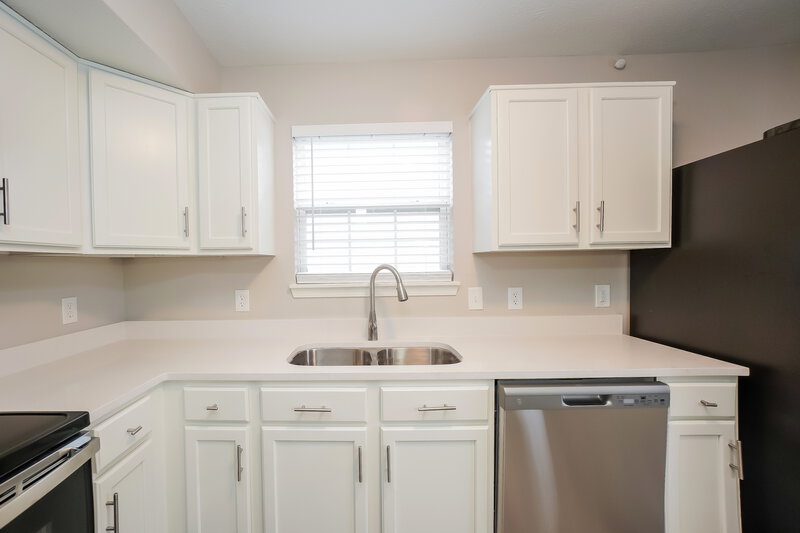 1,830/Mo, 118 Tinker Trl Greenfield, IN 46140 Kitchen View 2