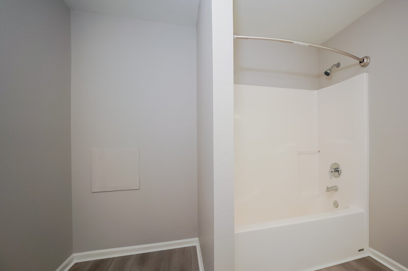1,830/Mo, 118 Tinker Trl Greenfield, IN 46140 Main Bathroom View