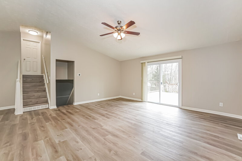2,520/Mo, 1531 Creekside Ln Greenwood, IN 46142 Living Room View 3
