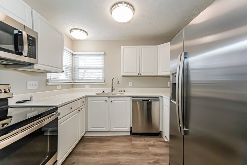 2,520/Mo, 1531 Creekside Ln Greenwood, IN 46142 Kitchen View