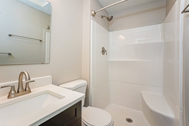 2,520/Mo, 1531 Creekside Ln Greenwood, IN 46142 Main Bathroom View