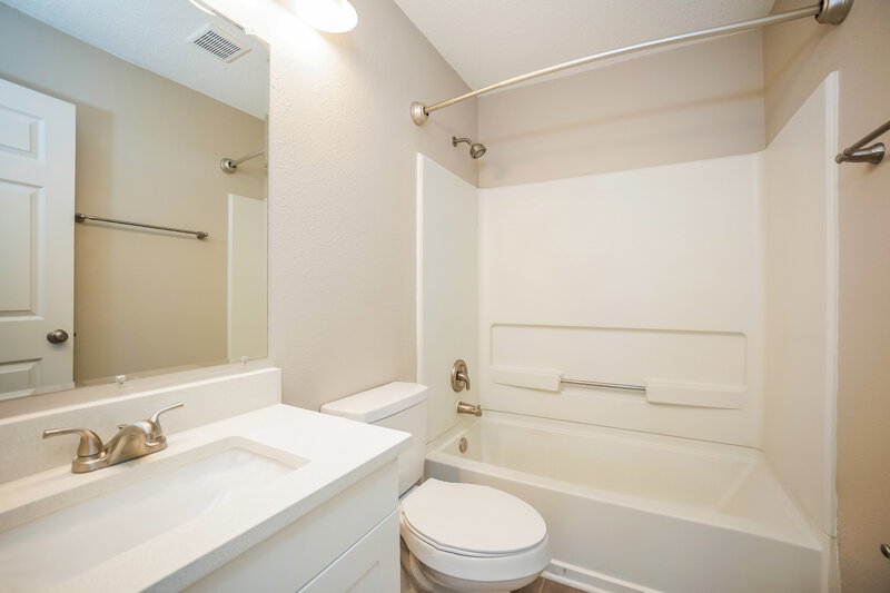 1,675/Mo, 3926 Candle Berry Dr Indianapolis, IN 46235 Main Bathroom View