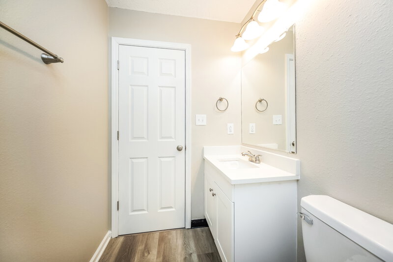 1,675/Mo, 3926 Candle Berry Dr Indianapolis, IN 46235 Bathroom View
