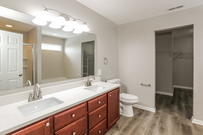 2,505/Mo, 8850 Benjamin Ln Avon, IN 46123 Main Bathroom View