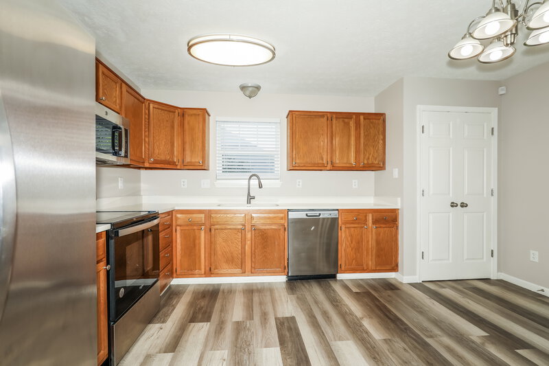 1,845/Mo, 957 Country Ln Indianapolis, IN 46217 Kitchen View 2