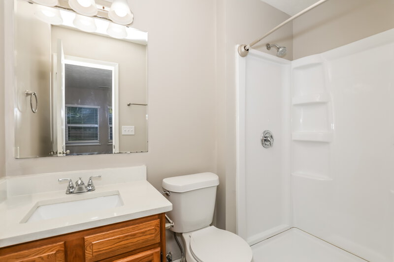 1,845/Mo, 957 Country Ln Indianapolis, IN 46217 Main Bathroom View