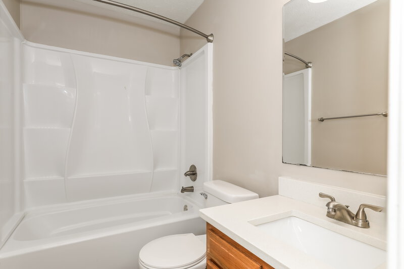 1,845/Mo, 957 Country Ln Indianapolis, IN 46217 Bathroom View
