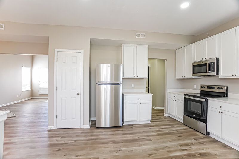 2,000/Mo, 3033 Lodgepole Dr Whiteland, IN 46184 Kitchen View 2