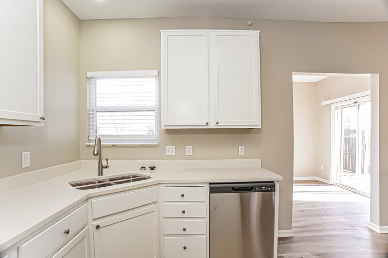 2,000/Mo, 3033 Lodgepole Dr Whiteland, IN 46184 Kitchen View 3