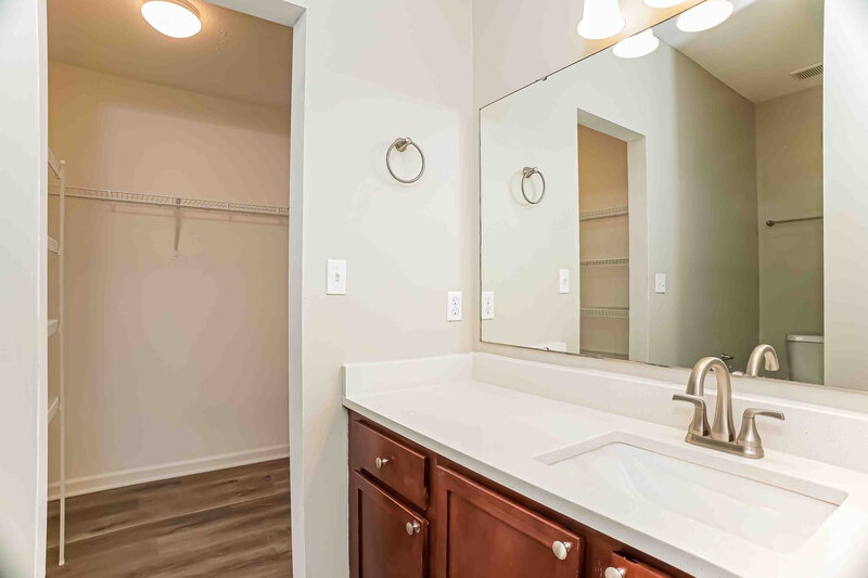 2,000/Mo, 3033 Lodgepole Dr Whiteland, IN 46184 Main Bathroom View