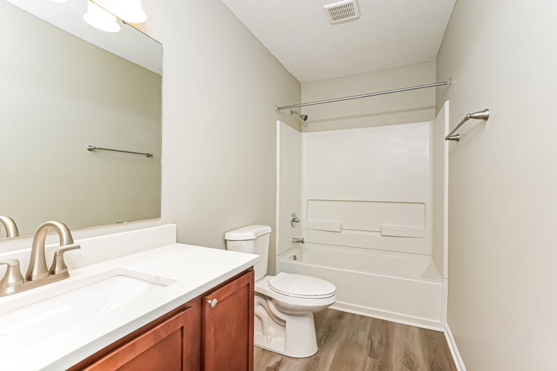 2,000/Mo, 3033 Lodgepole Dr Whiteland, IN 46184 Main Bathroom View 2