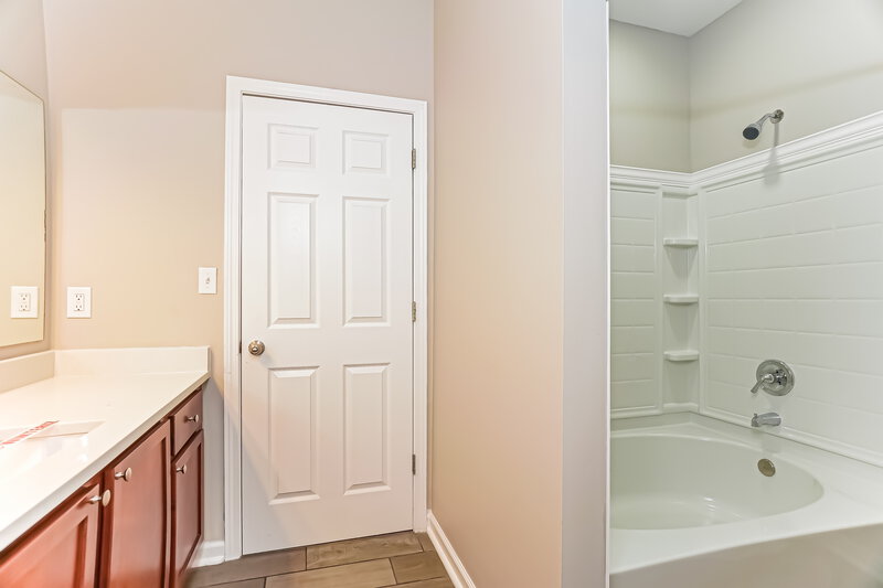 2,000/Mo, 3033 Lodgepole Dr Whiteland, IN 46184 Bathroom View