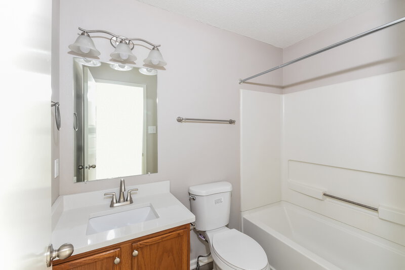 2,400/Mo, 5978 N Rockingham Ln McCordsville, IN 46055 Bathroom View