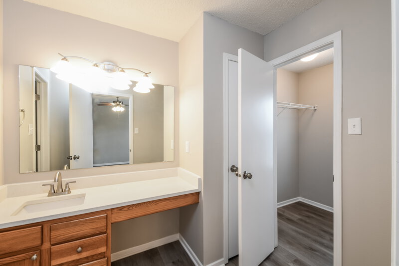 1,945/Mo, 6670 Black Antler Cir Indianapolis, IN 46217 Main Bathroom View