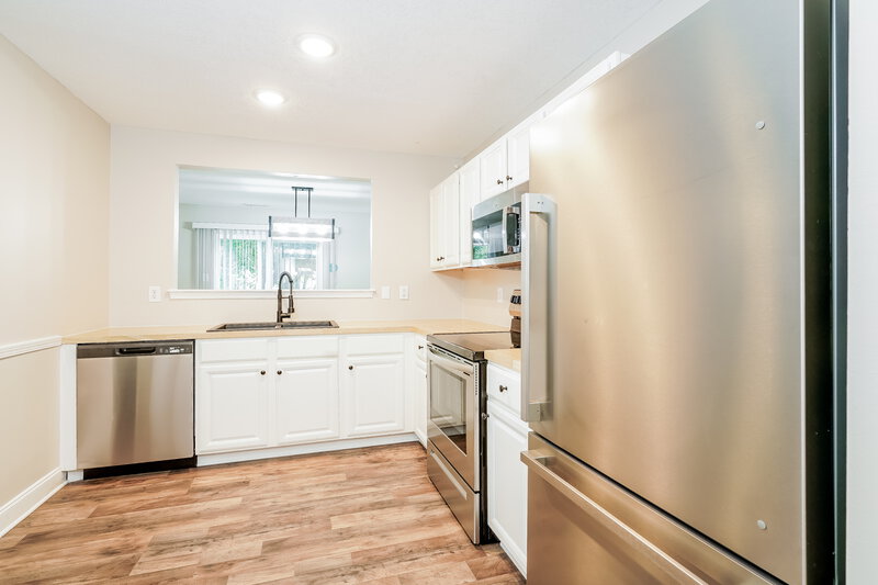 1,640/Mo, 4468 Redcliff North Ln Plainfield, IN 46168 Kitchen View 2