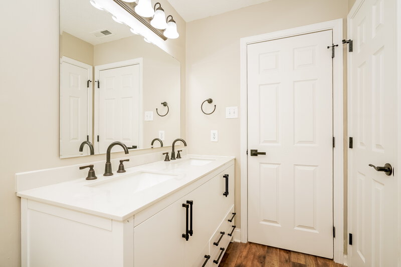 1,640/Mo, 4468 Redcliff North Ln Plainfield, IN 46168 Main Bathroom View