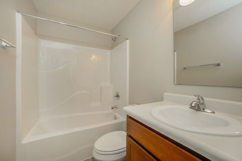 2,480/Mo, 1503 Lexington Trl Greenfield, IN 46140 Bathroom View