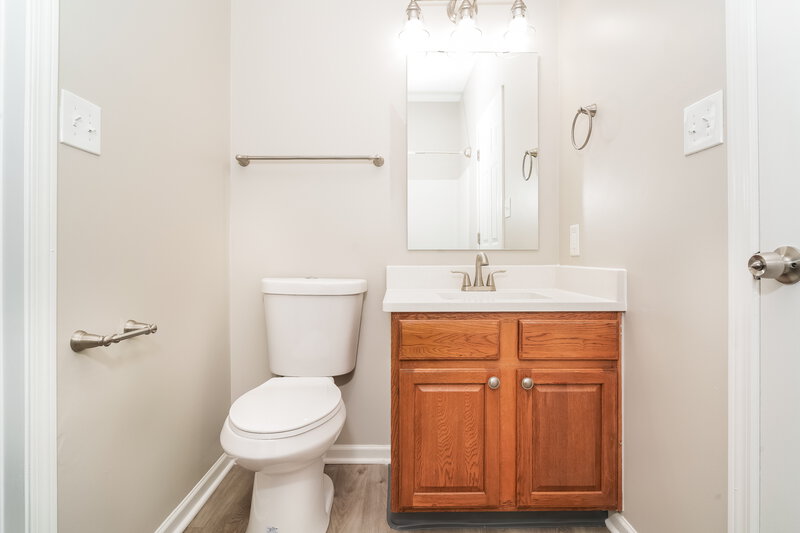 1,835/Mo, 7644 Bann Way Indianapolis, IN 46239 Main Bathroom View