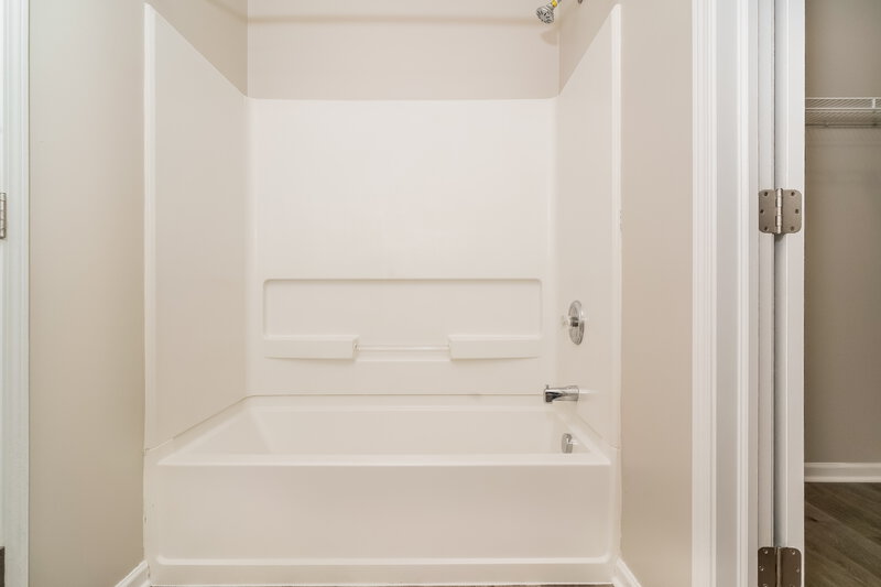 1,835/Mo, 7644 Bann Way Indianapolis, IN 46239 Main Bathroom View 2