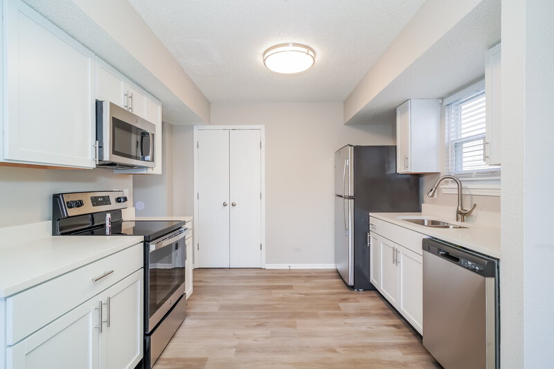 3,250/Mo, 8336 Country Creek Dr Indianapolis, IN 46234 Kitchen View