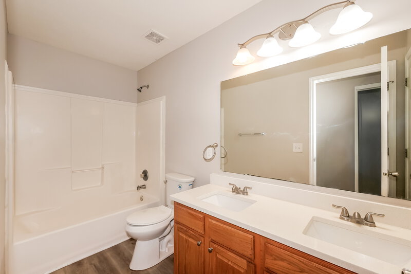 2,445/Mo, 749 Morgan Way Greenwood, IN 46143 Main Bathroom View