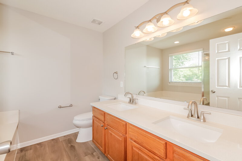 2,445/Mo, 749 Morgan Way Greenwood, IN 46143 Bathroom View