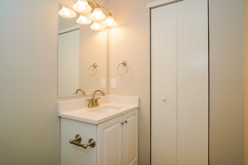 1,995/Mo, 12337 Bearsdale Dr Indianapolis, IN 46235 Bathroom View