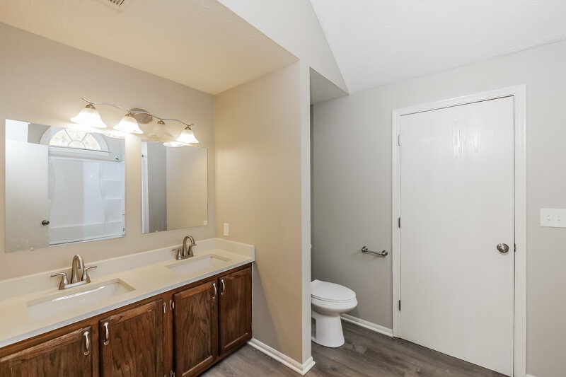 2,050/Mo, 7248 Eagle Bay North Dr Indianapolis, IN 46254 Main Bathroom View
