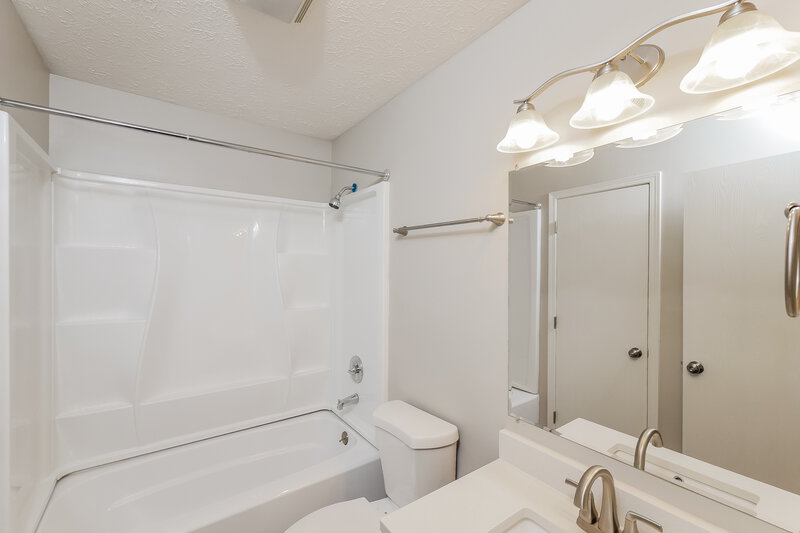 2,050/Mo, 7248 Eagle Bay North Dr Indianapolis, IN 46254 Bathroom View