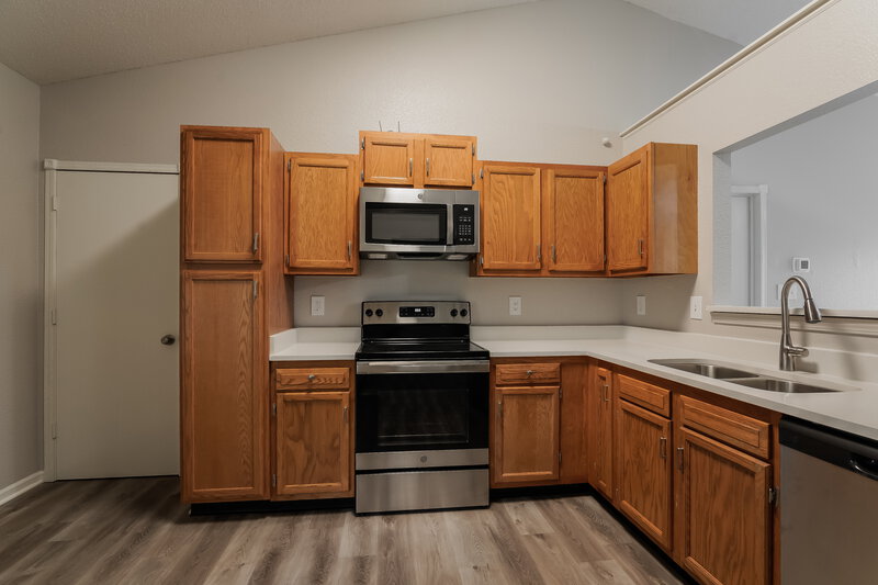 1,685/Mo, 4038 Knollwood Ave Franklin, IN 46131 Kitchen View 2