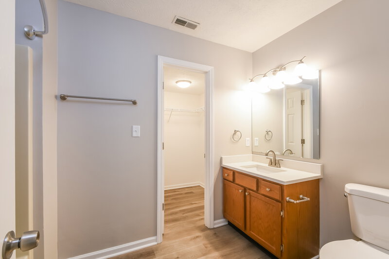 1,975/Mo, 1401 Audubon Dr Brownsburg, IN 46112 Main Bathroom View