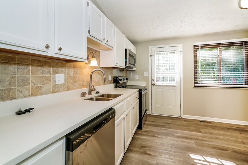 1,930/Mo, 7315 Chimney Rock Ct Indianapolis, IN 46217 Kitchen View 3