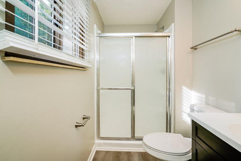 1,930/Mo, 7315 Chimney Rock Ct Indianapolis, IN 46217 Main Bathroom View