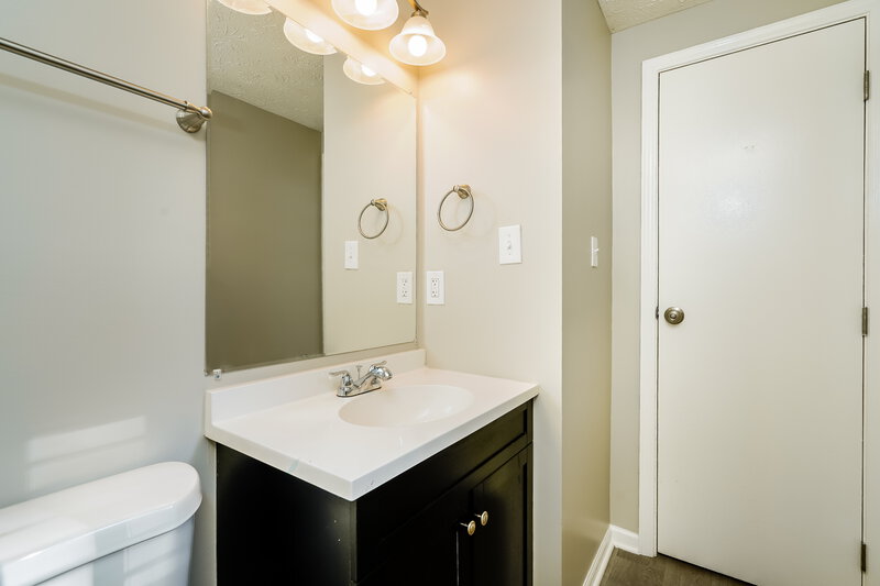 1,930/Mo, 7315 Chimney Rock Ct Indianapolis, IN 46217 Bathroom View