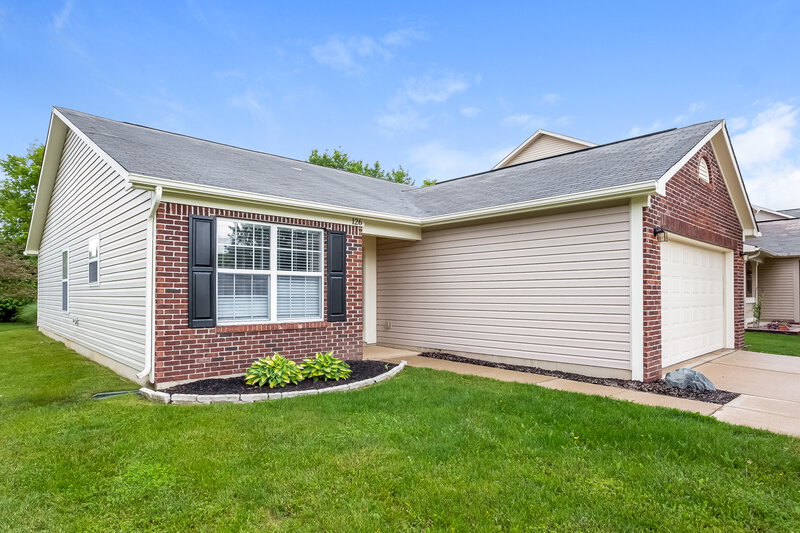 2,450/Mo, 126 Thistlewood Dr Greenfield, IN 46140 Front View