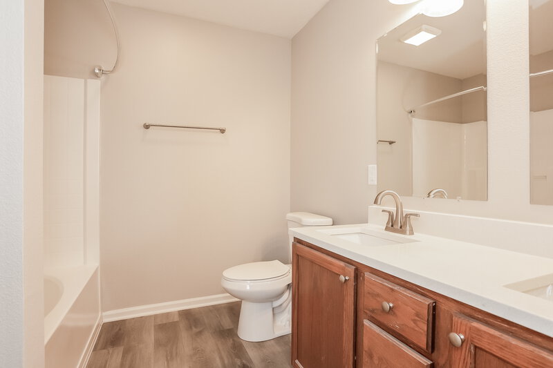 2,450/Mo, 126 Thistlewood Dr Greenfield, IN 46140 Bathroom View