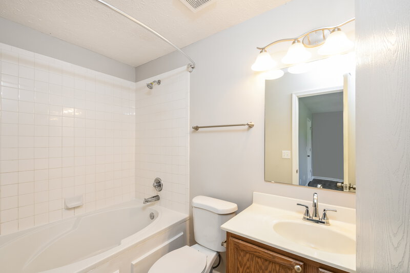 2,205/Mo, 1295 Spring Lake Dr Brownsburg, IN 46112 Main Bathroom View