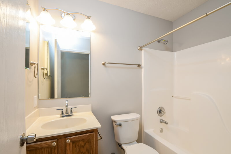 2,205/Mo, 1295 Spring Lake Dr Brownsburg, IN 46112 Bathroom View