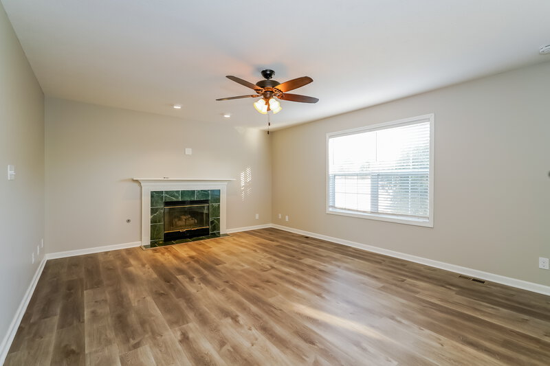 1,990/Mo, 5752 Ashcroft Dr Indianapolis, IN 46221 Living Room View