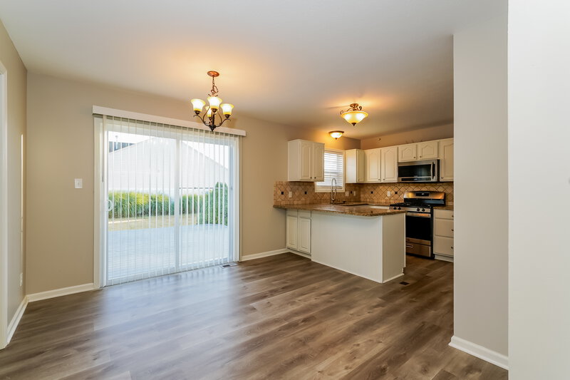 1,990/Mo, 5752 Ashcroft Dr Indianapolis, IN 46221 Living Room View 3