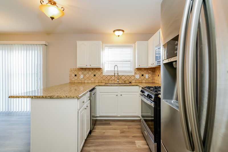 1,990/Mo, 5752 Ashcroft Dr Indianapolis, IN 46221 Kitchen View 2