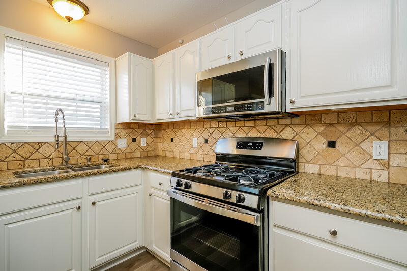 1,990/Mo, 5752 Ashcroft Dr Indianapolis, IN 46221 Kitchen View 3