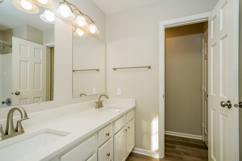 1,990/Mo, 5752 Ashcroft Dr Indianapolis, IN 46221 Main Bathroom View