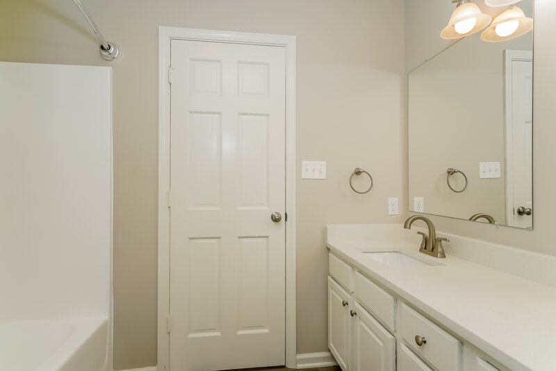 1,990/Mo, 5752 Ashcroft Dr Indianapolis, IN 46221 Bathroom View